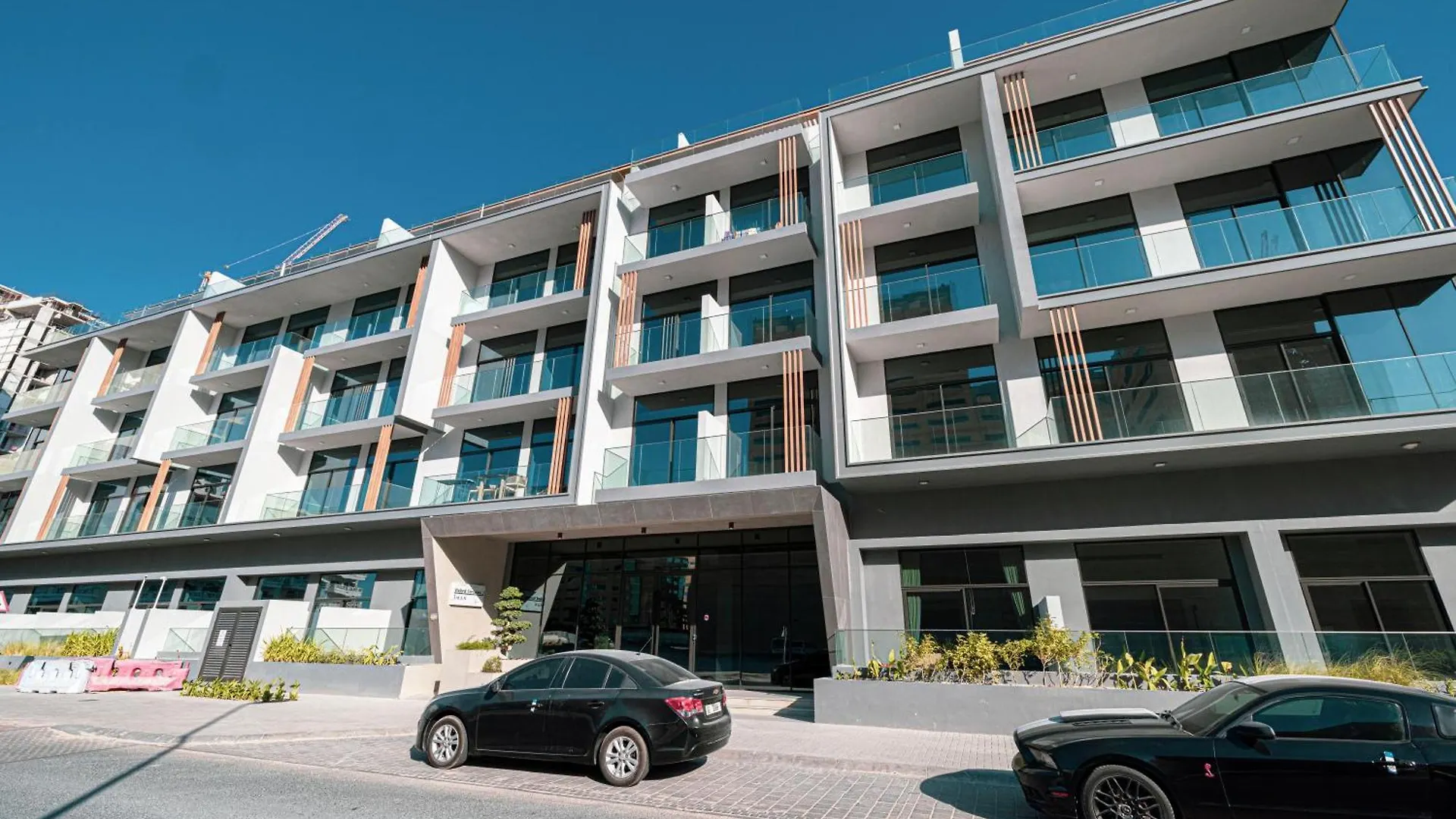 Modern & Luxurious Studio - Near Circlemall Dubai Apartment