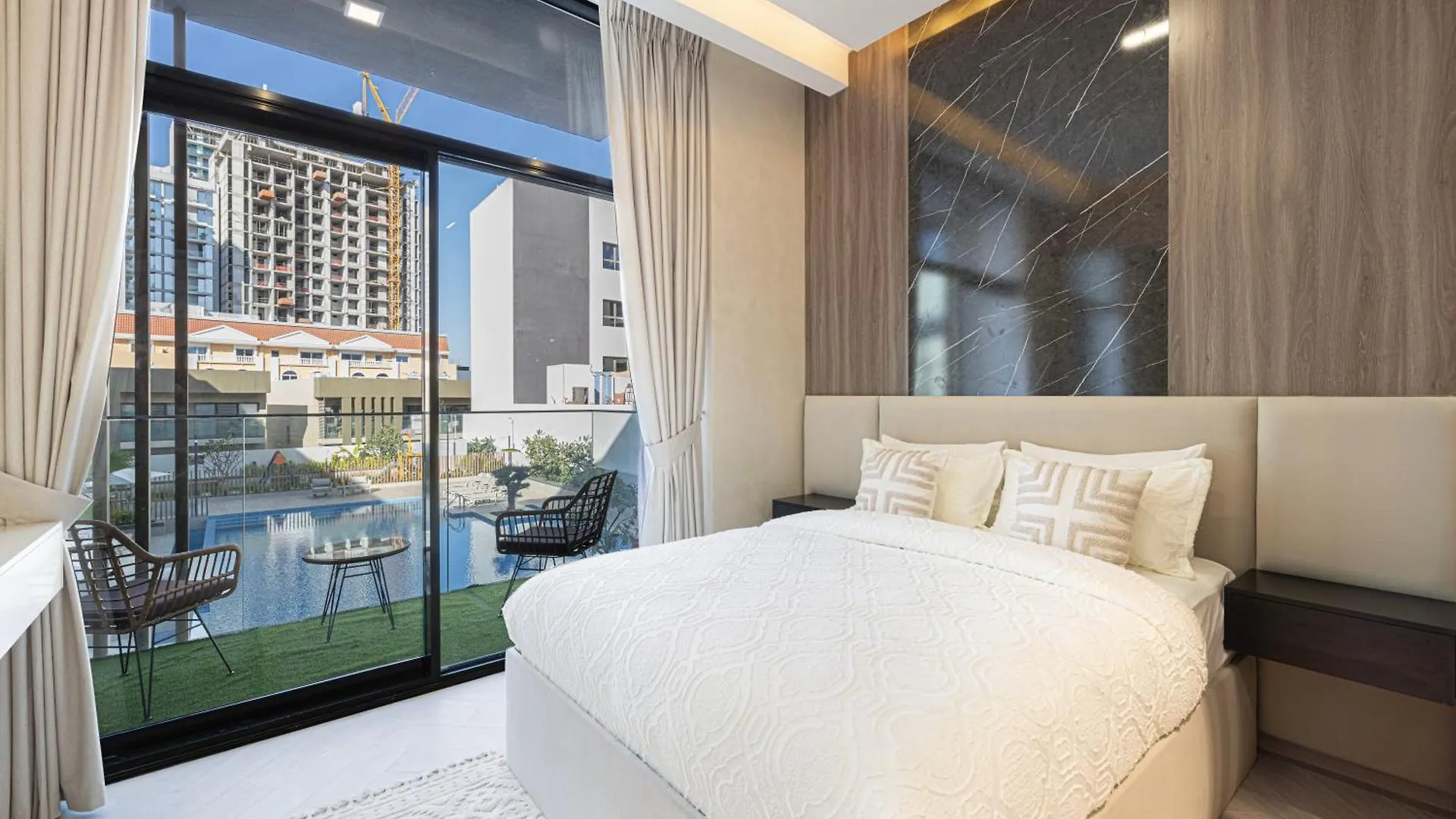 Modern & Luxurious Studio - Near Circlemall Dubai Daire